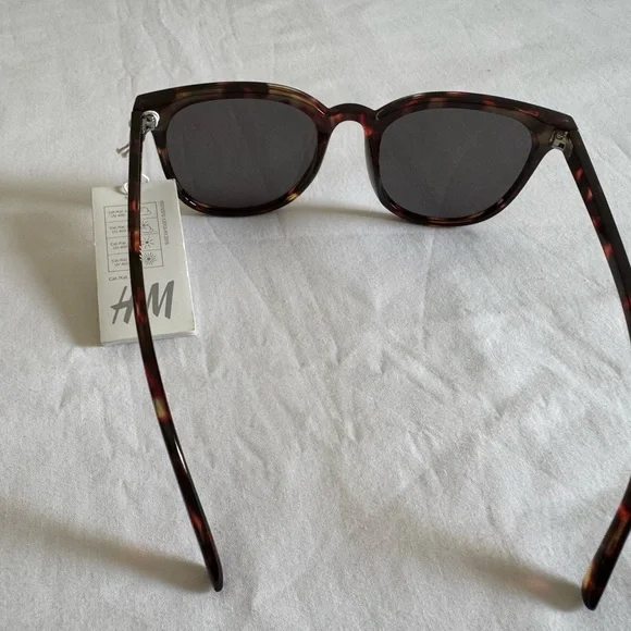 Stylish Tortoiseshell Sunglasses - Picture 5 of 8